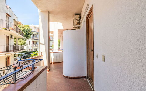 Atena: Plante, Bâtiment, Fenêtre, Bois, Sol, Sol, Façade, Ciel, Plante D'Appartement