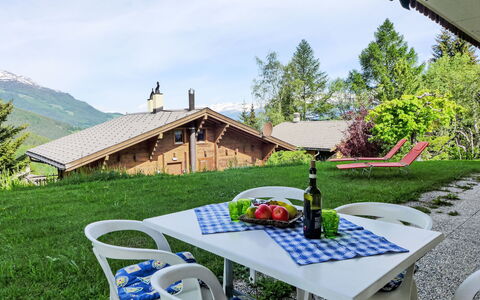 Chalet Papillon: Ciel, Plante, Propriété, Table, La Nature, Nuage, Botanique, Vaisselle, Arbre, Mobilier De Jardin
