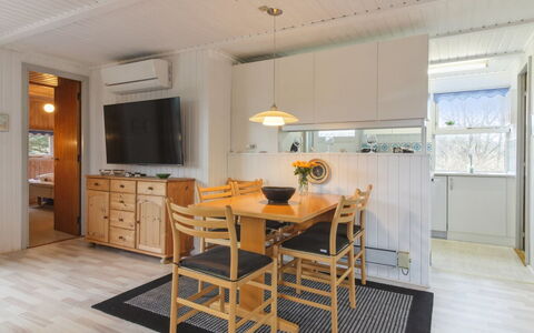 Florencia - 450M from the Sea: Toit, Maison, Domicile, Chalet, Porte, Siding, Plate-Forme, Porche, Planche, Dur