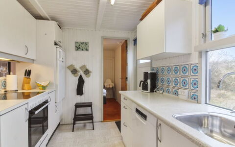 Florencia - 450M from the Sea: Toit, Maison, Domicile, Chalet, Porte, Siding, Plate-Forme, Porche, Planche, Dur