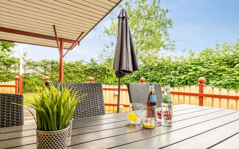 Stefanka - 225M from the Sea: Bois, Meubles, Mobilier De Jardin, Table, Chaise, Tableau De Plein Air, Plate-Forme, Tache De Bois, Porche, Ombre