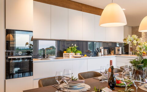 Christall: Design Intérieur, Meubles, Cuisine, Comptoir, Luminaire, Plafond, Sol, Éclairage, Domicile, Table Cuisine Et Salle A Manger