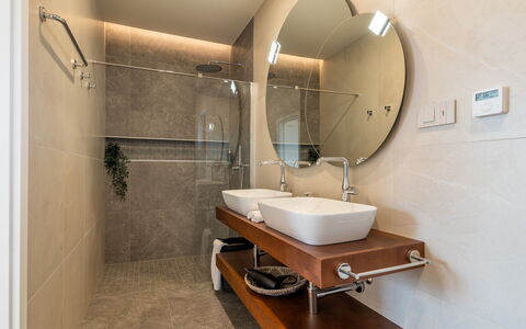 Christall: Lavabo, Luminaire Plomberie, Design Intérieur, Miroir, Sol, Évier, Salle De Bains, Robinet, Sol, Plomberie