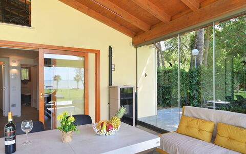 La Spiaggia: Propriété, Table, Bois, Plante, Architecture, Ombre, Design Intérieur, Salon, Sol, Fenêtre