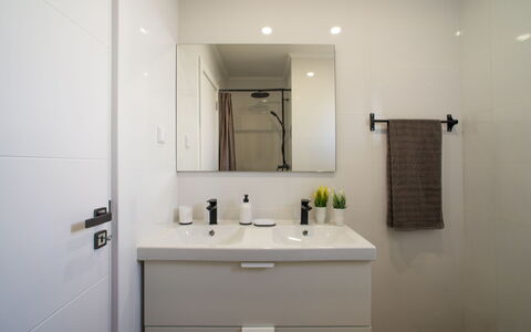 Ly - Vip Properties: Miroir, Robinet, Évier, Propriété, Lavabo, Luminaire Plomberie, Bâtiment, Salle De Bains, Armoire De Toilette