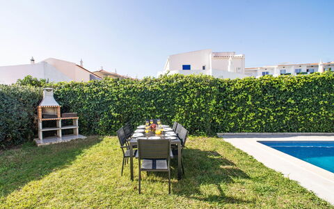 Ly - Vip Properties: Plante, Ciel, Ombre, Lot Terre, Table, Mobilier De Jardin, Herbe, Paysage Naturel, Bâtiment, Design Urbain