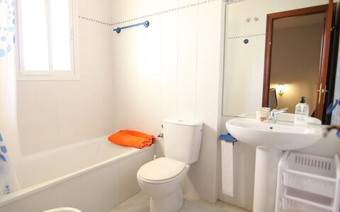 Brisamar - Novo Sancti Petri: Salle De Bains, Propriété, Pièce, Design Intérieur, Mur, Immobilier, Luminaire Plomberie, Toilette, Maison, Accessoire Salle De Bain