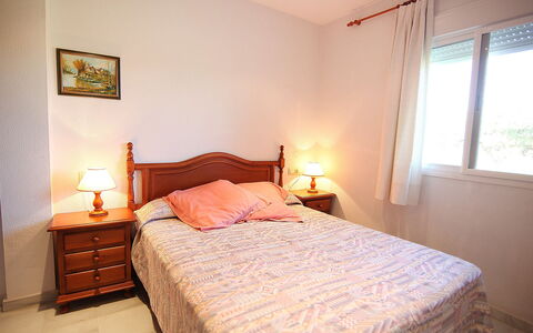 Brisamar - Novo Sancti Petri: Chambre, Lit, Meubles, Pièce, Propriété, Drap De Lit, Cadre De Lit, Sol, Literie, Matelas