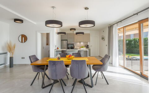 Villa Vatovac: Table, Meubles, Chaise, Bois, Architecture, Cuisine, Table Cuisine Et Salle A Manger, Salle, Bâtiment