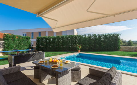 Villa Vatovac: Plante, Propriété, L'Eau, Canapé, Bâtiment, Piscine, Table, Ombre, Mobilier De Jardin, Design Intérieur