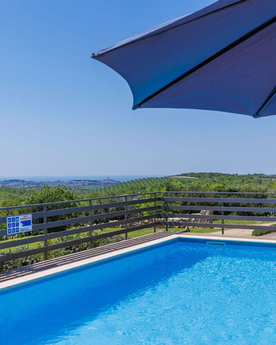 Villa Selagodi: L'Eau, Ciel, Plante, Bâtiment, Propriété, Piscine, Bleu, Bleu Azur, Parapluie, Ombre