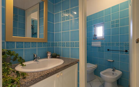 Cala Rossa 1505: Miroir, Robinet, Lavabo, Luminaire Plomberie, Évier, Propriété, Violet, Bleu, Salle De Bains, Bleu Azur