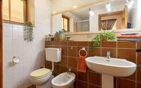 Savina: Miroir, Luminaire Plomberie, Plante, Évier, Robinet, Propriété, Lavabo, Bâtiment, Violet, Salle De Bains