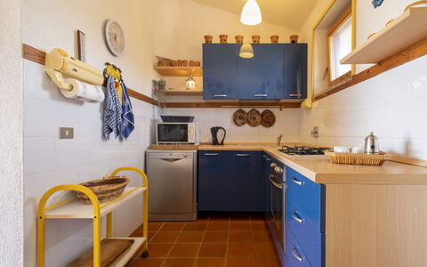 Savina: Cabinetry, Propriété, Evier, Évier, Comptoir, Robinet, Cuisine, Design Intérieur, Jaune, Cuisinière