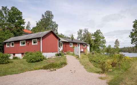 Lillsvängen: Plante, Nuage, Ciel, Bâtiment, Fenêtre, Arbre, Maison, Paysage Naturel, Lot Terre, Herbe