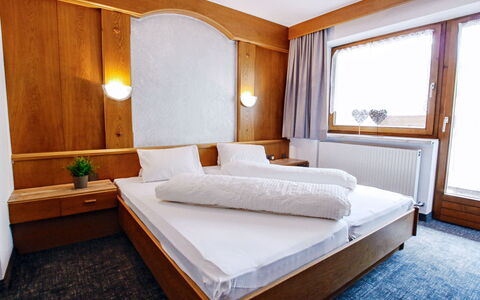 Feichten im Kaunertal 20: Meubles, Confort, Bâtiment, Bois, Cadre De Lit, Design Intérieur, Fenêtre, Lit, Sol, Ombre