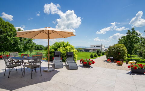 Cserszeg: Nuage, Ciel, Plante, Pot De Fleur, Ombre, Mobilier De Jardin, Chaise, Design Urbain, Arbre, Paysage