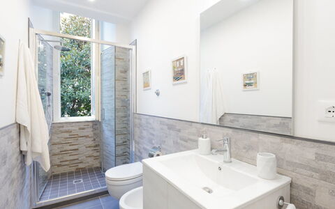 Le Belle Arti: Robinet, Miroir, Luminaire Plomberie, Évier, Propriété, Lavabo, Salle De Bains, Plante, Violet, Design Intérieur