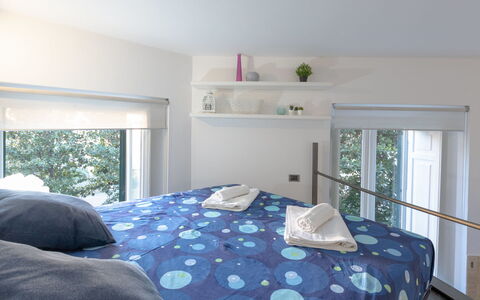 Le Belle Arti: Meubles, Propriété, Fenêtre, Confort, Bleu Azur, Bâtiment, Cadre De Lit, Textile, Lit, Design Intérieur