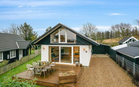 Elisabetha - 100M from the Sea: Domicile, Chalet, Porche, Dur, Siding, Plate-Forme, Ombre, Planche, Biens, Batiments Jardin