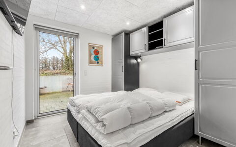 Elisabetha - 100M from the Sea: Domicile, Chalet, Porche, Dur, Siding, Plate-Forme, Ombre, Planche, Biens, Batiments Jardin