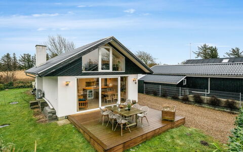 Elisabetha - 100M from the Sea: Domicile, Chalet, Porche, Dur, Siding, Plate-Forme, Ombre, Planche, Biens, Batiments Jardin