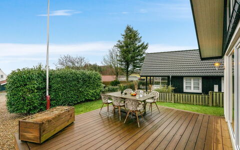 Elisabetha - 100M from the Sea: Domicile, Chalet, Porche, Dur, Siding, Plate-Forme, Ombre, Planche, Biens, Batiments Jardin