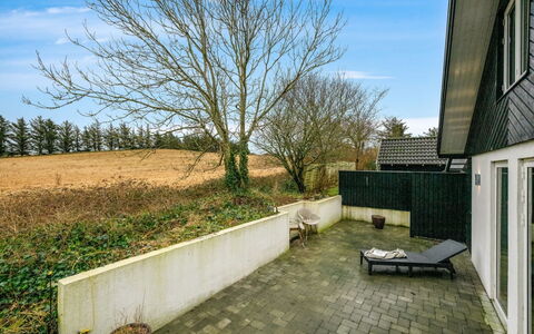 Elisabetha - 100M from the Sea: Domicile, Chalet, Porche, Dur, Siding, Plate-Forme, Ombre, Planche, Biens, Batiments Jardin
