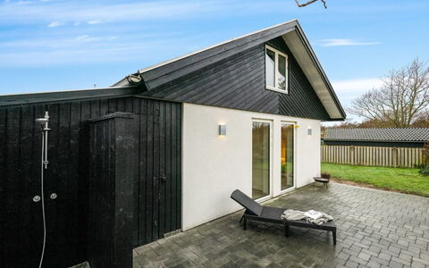 Elisabetha - 100M from the Sea: Domicile, Chalet, Porche, Dur, Siding, Plate-Forme, Ombre, Planche, Biens, Batiments Jardin