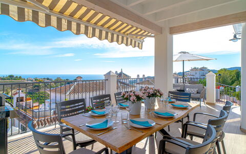 Kinkuna: Ciel, Nuage, Table, Propriété, Meubles, Bleu Azur, Chaise, Architecture, Design Intérieur, Ombre