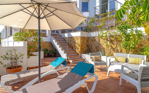 Kinkuna: Plante, Propriété, Bâtiment, Meubles, Mobilier De Jardin, Ombre, Piscine, Chaise, Fenêtre, Loisir