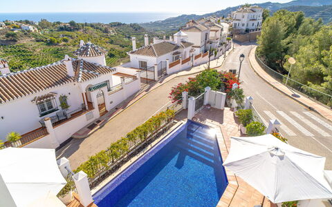 Kinkuna: L'Eau, Plante, Ciel, Bâtiment, Propriété, Piscine, Bleu Azur, Arbre, Fenêtre, Mobilier De Jardin