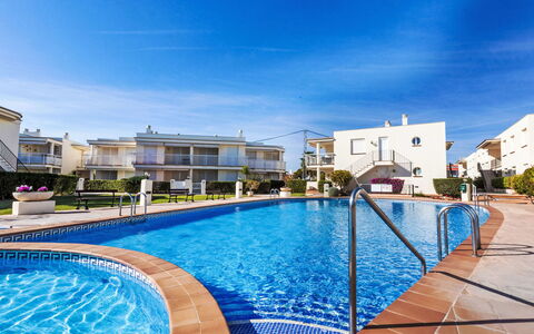 Vinarós 617: L'Eau, Plante, Ciel, Propriété, Piscine, Bleu Azur, Bâtiment, Plan D'Eau, Fenêtre, Loisir