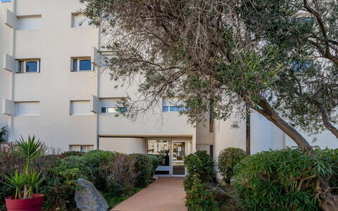 Ormarine: Plante, Bâtiment, Fenêtre, Design Urbain, Surface De La Route, Arbre, Herbe, Zone Résidentielle, Arbuste, Immobilier