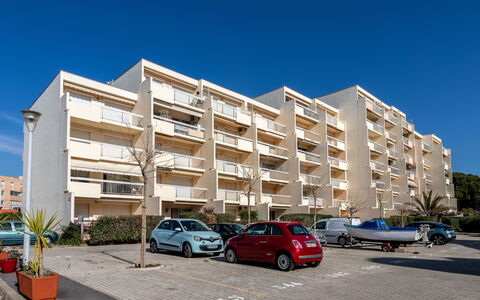 Ormarine: Ciel, Bâtiment, Voiture, Roue, Propriété, Véhicule, Fenêtre, Plante, Design Urbain