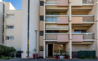 Le Lavandou 341: Plante, Bâtiment, Jour, Propriété, Fenêtre, Porte, Architecture, Design Urbain, Quartier
