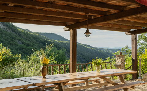 Villa Amiata: Plante, Ciel, Propriété, Ombre, Bois, Paysage Naturel, Montagne, Chalet, Tache De Bois, Mobilier De Jardin