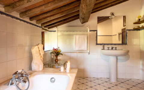 Villa Amiata: Marron, Robinet, Luminaire Plomberie, Miroir, Baignoire, Propriété, Évier, Bâtiment, Salle De Bains, Design Intérieur