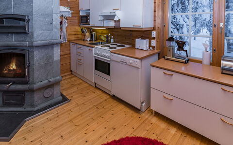 Pohjaslahdentie 17 B: Bois, Cuisine, Domicile, Appareil De Cuisine, Chalet, Comptoir, Le Fourneau, Principaux Appliance, Cuisinière, Cabinetry