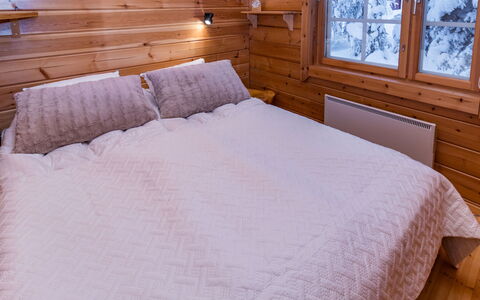 Pohjaslahdentie 17 B: Bois, Chambre, Plafond, Domicile, Sol, Tache De Bois, Lit, Drap De Lit, Literie, Dur