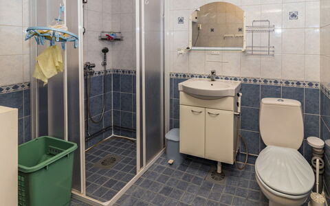 Pohjaslahdentie 17 B: Siège De Toilette, Luminaire Plomberie, Salle De Bains, Toilette, Évier, Sol, Sol, Lavabo, Design Intérieur, Plomberie