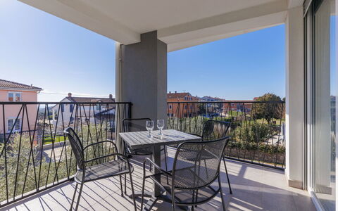 Umag Zambratija 441: Bâtiment, Jour, Propriété, Ciel, L'Eau, Plante, Fenêtre, Piscine, Arbre, Design Urbain