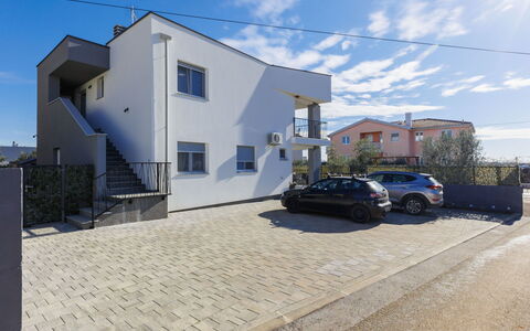 Umag Zambratija 441: Bâtiment, Jour, Propriété, Ciel, L'Eau, Plante, Fenêtre, Piscine, Arbre, Design Urbain