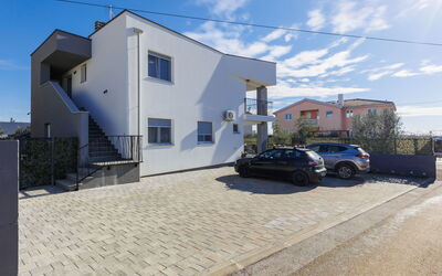 Umag Zambratija 441: Bâtiment, Jour, Propriété, Ciel, L'Eau, Plante, Fenêtre, Piscine, Arbre, Design Urbain
