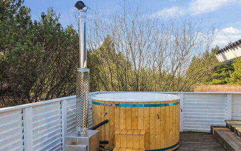 Elpida - 2Km from the Sea: Toit, Maison, Domicile, Chalet, Porte, Siding, Plate-Forme, Porche, Planche, Dur