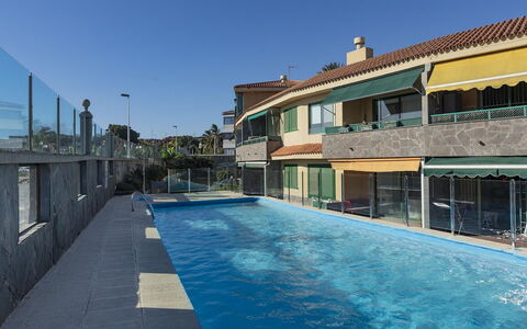 Aquarius 4: L'Eau, Ciel, Bâtiment, Piscine, Bleu Azur, Fenêtre, Plante, Maison, Ombre, Loisir
