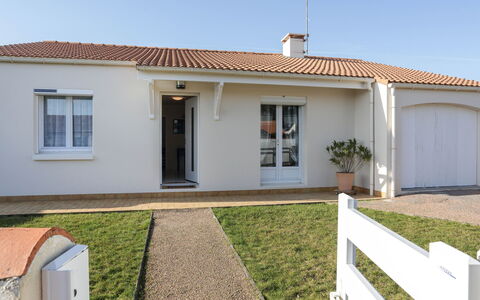 Les Pêcheries: Ciel, Propriété, Fenêtre, Bâtiment, Plante, Lot Terre, Maison, Chalet, Porte, Ligne
