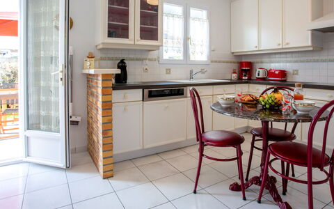 Les Pêcheries: Comptoir, Cabinetry, Meubles, Propriété, Fenêtre, Appareil De Cuisine, Cuisine, Cuisinière, Bois, Design Intérieur