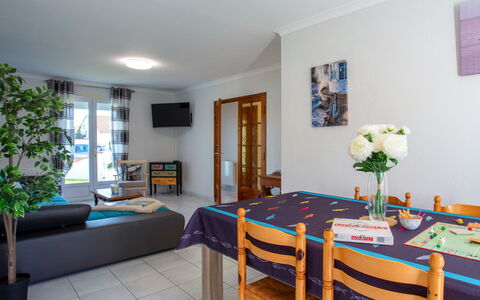 Les Pêcheries: Table, Cadre, Propriété, Meubles, Fleur, Plante, Bleu Azur, Plante D'Appartement, Design Intérieur, Décoration