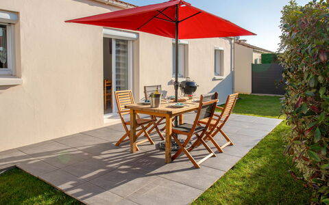 Les Pêcheries: Ciel, Bâtiment, Plante, Fenêtre, Table, Chaise, Ombre, Lot Terre, Bois, Design Intérieur